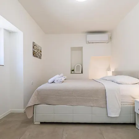 Laura-risika Apartman *