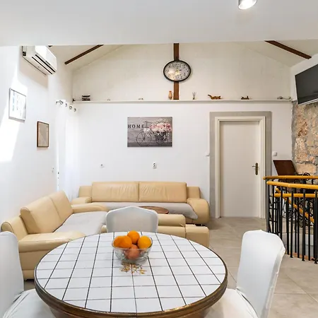 Laura-risika Apartman *