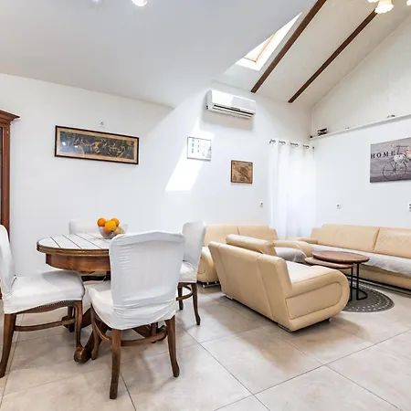 Appartamento Laura-risika *